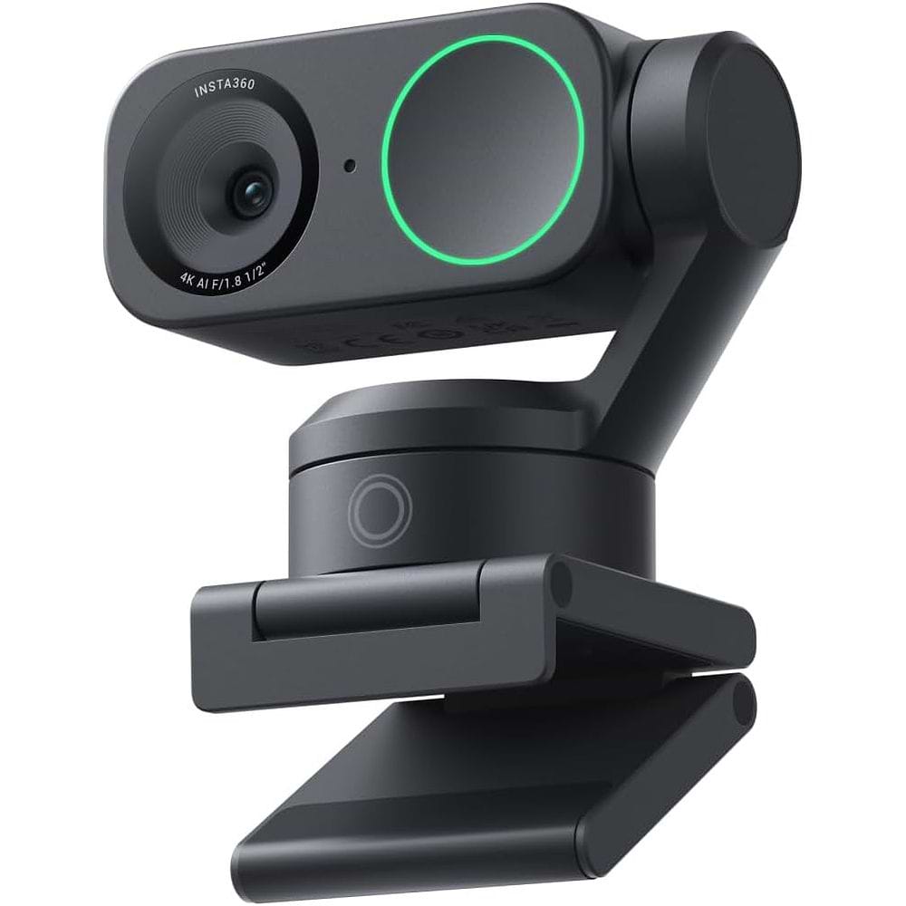 בתמונה נראית מצלמת רשת Insta360 בעיצוב קומפקטי בצבע שחור. המצלמה כוללת עדשה קדמית עם סימון 4K AI, גוף מתכוונן המותקן על זרוע עם מנגנון הטיה וסיבוב, ותושבת ייעודית להצמדה למסך או להצבה על משטח עבודה. בחזית מופיעה טבעת תאורה ירוקה המשמשת כחיווי פעולה, והמרא