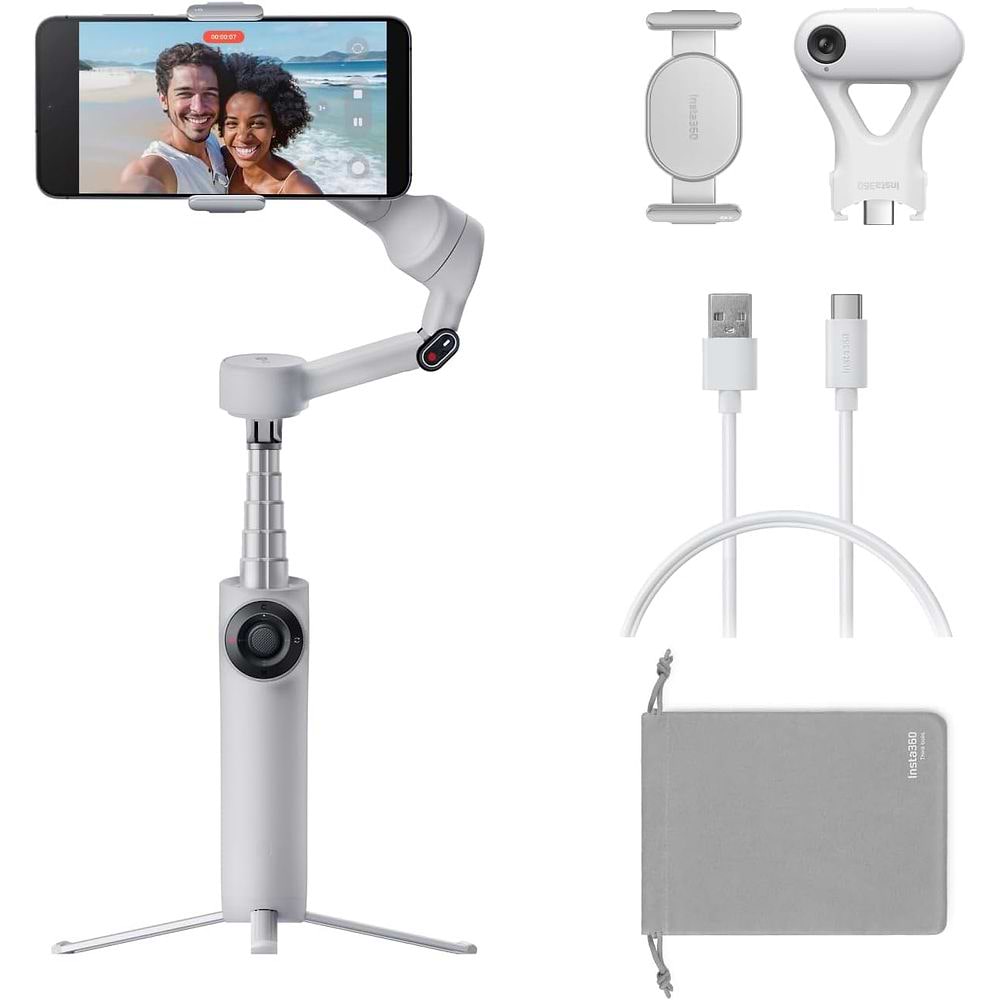 בתמונה מוצגת ערכת Insta360 Flow 2 Plus AI Tracker Bundle בצבע Stone Grey. במרכז נראה מייצב סמארטפון מתקפל (גימבל) עם טלפון מותקן עליו, כולל חצובה מובנית פתוחה בחלק התחתון וזרוע ייצוב לצילום חלק. מימין מוצגים האביזרים הכלולים בערכה:  תושבת מגנטית לטלפון (M