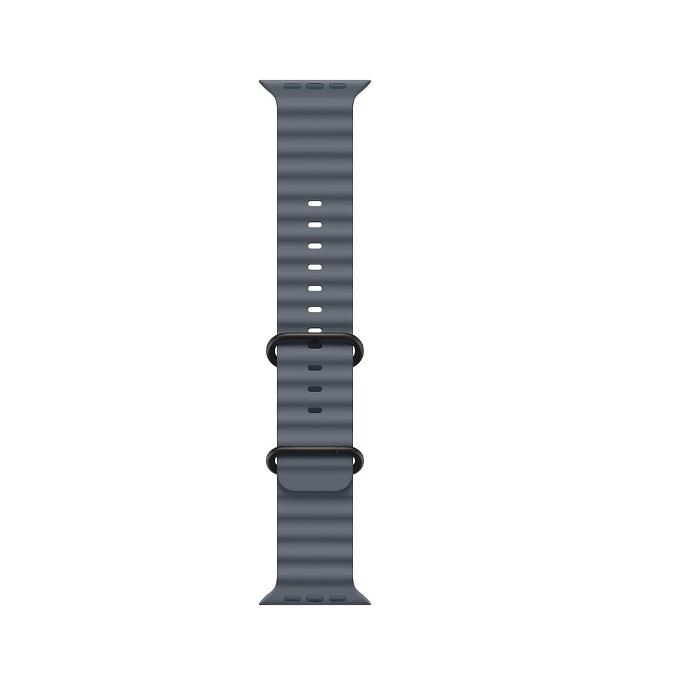 רצועת Ocean Band בגודל 49 מ״מ בצבע שחור, מיועדת ל-Apple Watch Ultra. הרצועה מעוצבת במבנה גלילי אלסטי המתאים להתאמה מדויקת גם מעל חליפת צלילה.