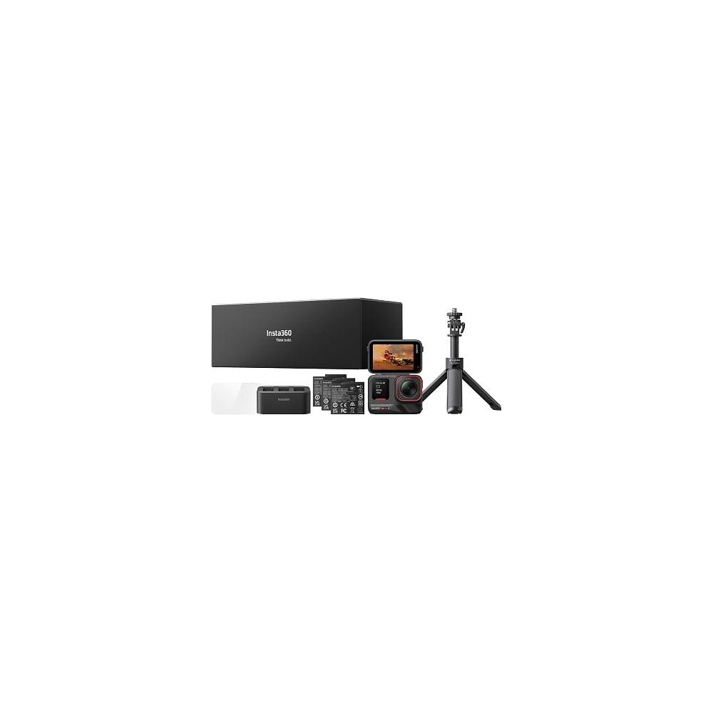 בתמונה מופיעה מצלמת האקסטרים Insta360 Ace Pro 2 בצבע שחור עם מסך מגע מתהפך פתוח כלפי מעלה. על המסך מוצגת תצוגה מקדימה של צילום אקשן – רוכב אופנוע שטח במהלך רכיבה בסביבה חולית. בחזית המצלמה ניתן לראות עדשת Leica SUMMARIT במסגרת מודגשת, לצד מסך קדמי קטן המצ