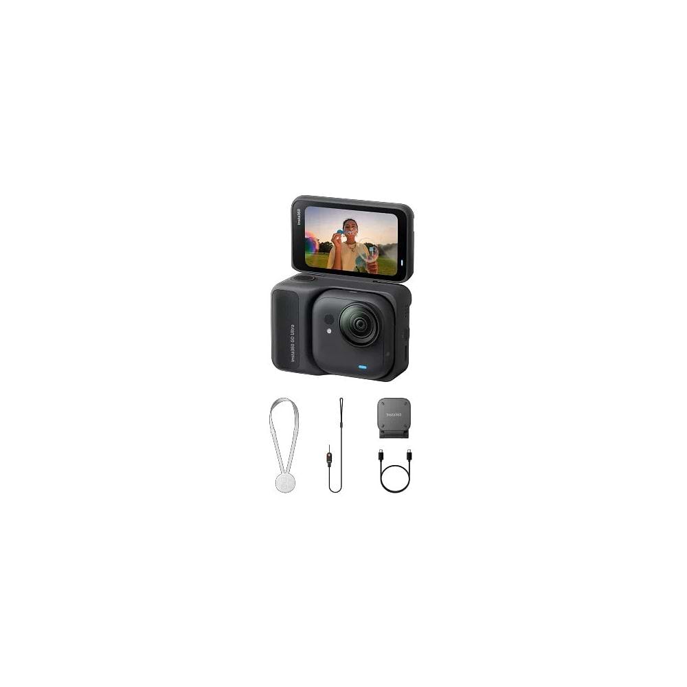 בתמונה מוצגת ערכת Insta360 Go Ultra בצבע לבן. במרכז נראית מצלמת האקשן הזעירה כשהיא מחוברת ל־Action Pod עם מסך מתקפל פתוח לצפייה ושליטה בצילום. מתחת למצלמה מוצגים האביזרים הכלולים בערכה: תליון מגנטי, חוט אבטחה, קליפס/תושבת מגנטית ו־כבל USB-C לטעינה וחיבור.