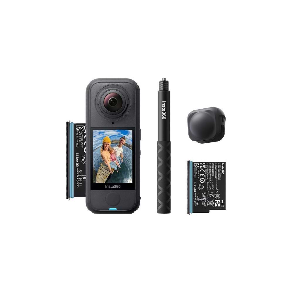 בתמונה מוצגת ערכת Insta360 X4 Air Starter Bundle בצבע שחור. במרכז מופיעה מצלמת ה־‎360°‎ עם מסך תצוגה קדמי פעיל, ולצידה האביזרים הכלולים בערכה: שתי סוללות נשלפות, מוט סלפי באורך ‎114 ס"מ ו־כיסוי עדשה. המצלמה מוצגת בעיצוב קומפקטי המיועד לצילום אקסטרים ותיעו
