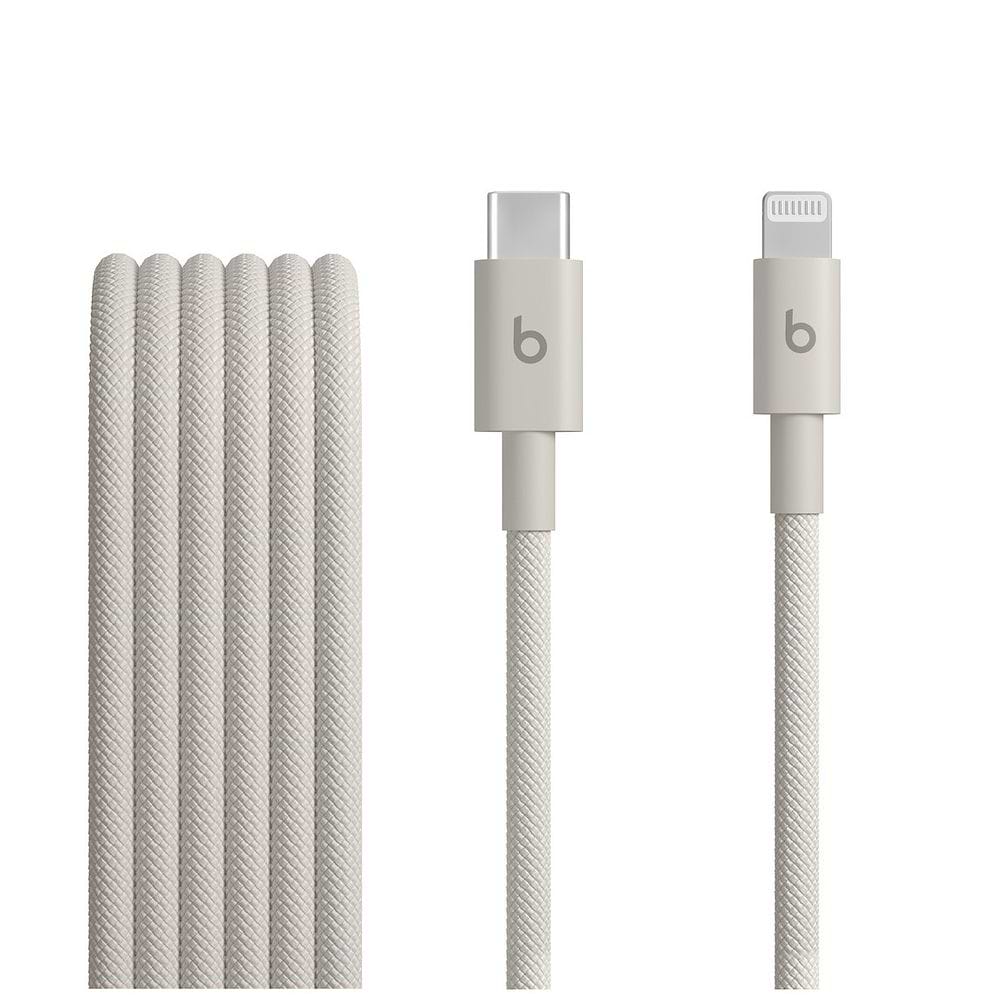 כבל ארוג ומחוזק של Beats באורך 1.5 מטר עם חיבורי USB-C ו-Lightning, המיועד לטעינה, סנכרון ותמיכה ב-CarPlay, עם עיצוב המסייע להפחתת הסתבכויות ובלאי.