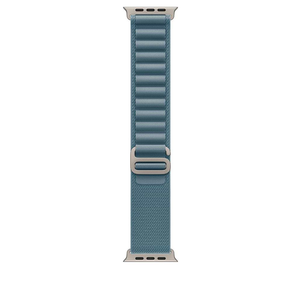 רצועת Apple Watch Ultra Alpine Loop 49 מ״מ במידה Medium בצבע תכלת בהיר עם סגירת טיטניום עמידה ועיצוב ארוג קל משקל.