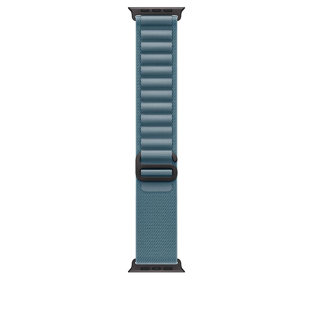 רצועת Alpine Loop בגודל 49 מ״מ, בצבע Light Blue, ובמידה Medium. מיועדת ל-Apple Watch Ultra ומשלבת מבנה ארוג דו־שכבתי ללא תפרים עם חיזוקי חוטים ללולאות העליונות.