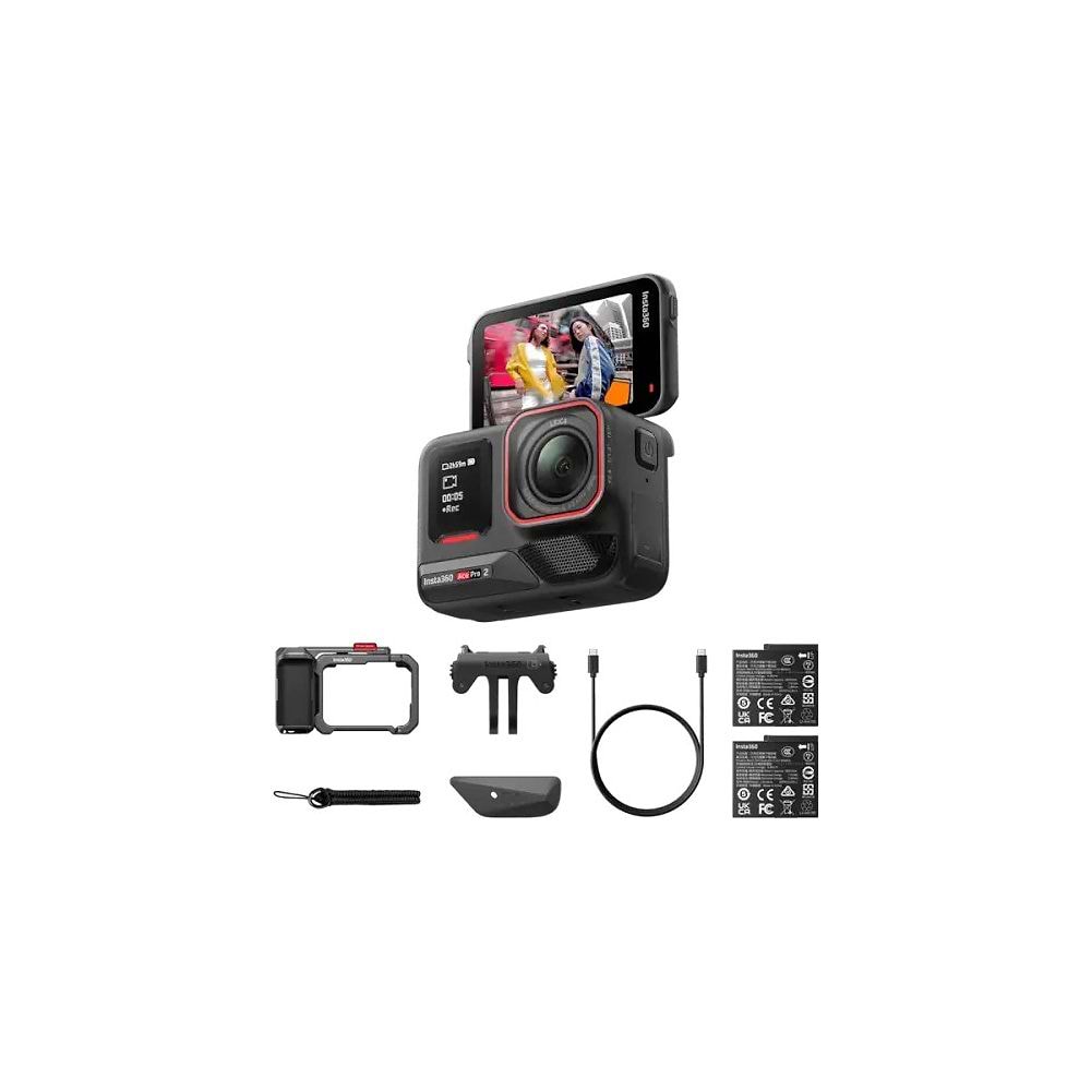 בתמונה מופיעה מצלמת האקסטרים Insta360 Ace Pro 2 בצבע שחור יחד עם אביזרים הכלולים בערכה. ניתן לראות את גוף המצלמה עם מסך קדמי, עדשה קדמית ממותגת Leica ו־מסך אחורי מתהפך המציג תצוגת צילום. לצד המצלמה מוצגים אביזרים נלווים הכוללים שתי סוללות, מסגרת לחיבור אב