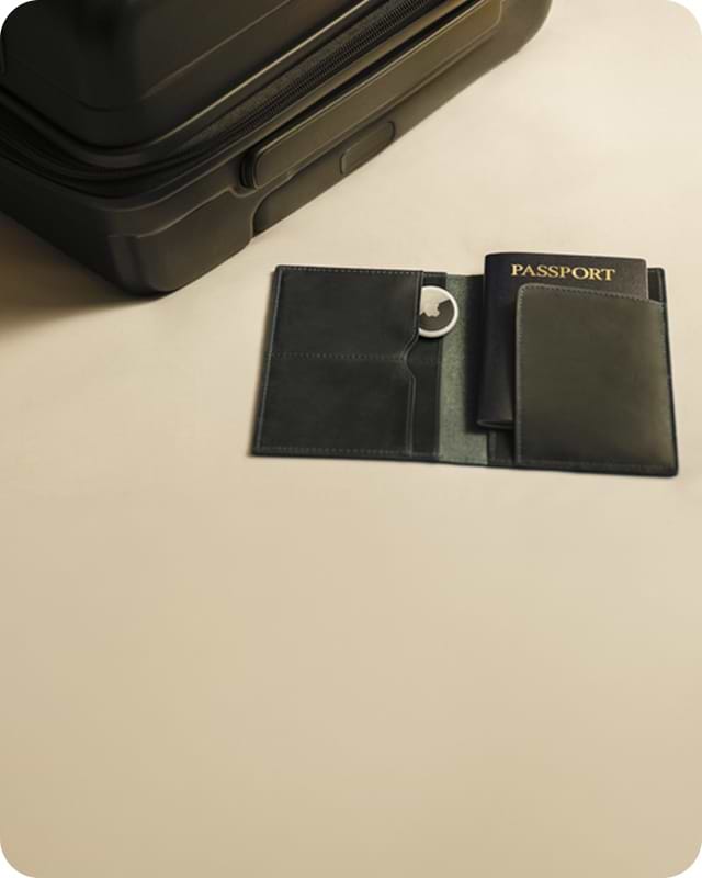 מזוודה, ארנק ודרכון עם AirTag