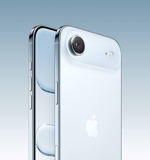 iPhone Air (אייפון אייר) בצבע Sky Blue, מבט צד המדגיש את הדקות ומבט על הגב עם מצלמה אחת