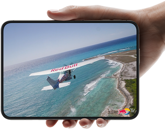 iPhone Duo פתוח מוחזק ביד אחת ומנגן וידאו