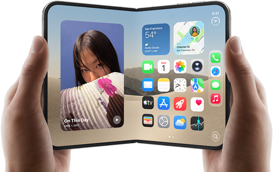 iPhone Duo פתוח, מוחזק בשתי ידיים, עם מסך הבית על המסך הפנימי