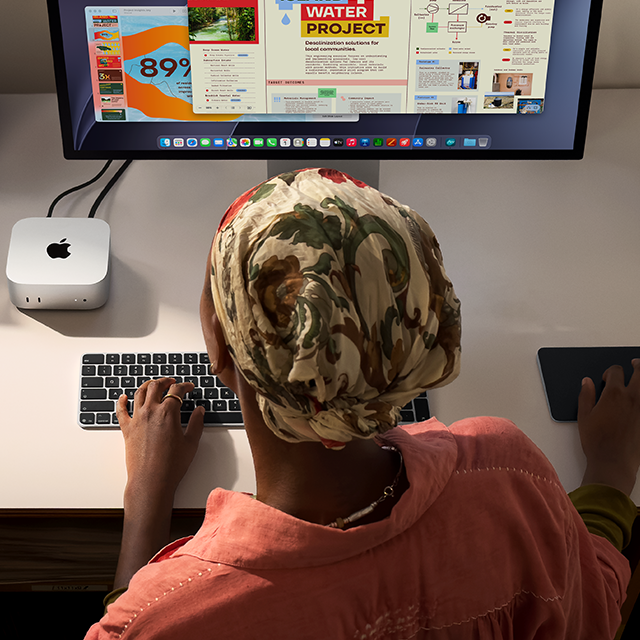 עבודה על Mac mini עם מסך Studio Display