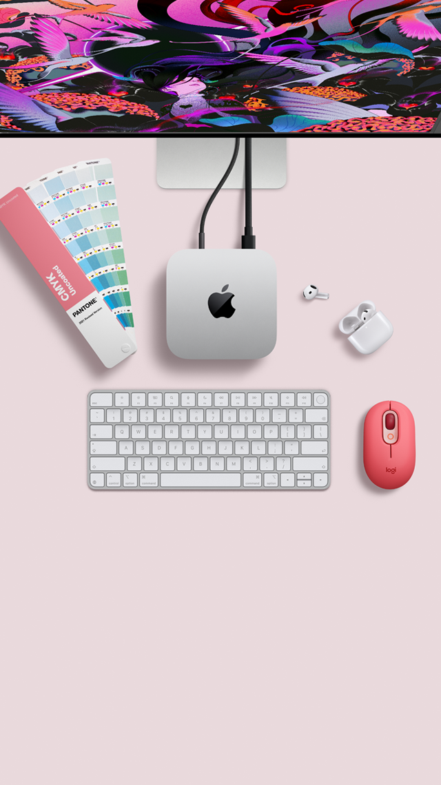 Mac mini על שולחן עבודה עם מקלדת, עכבר, AirPods ומניפת צבעים
