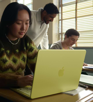 סטודנטית משתמשת ב-MacBook Neo ציטרוס בכיתה