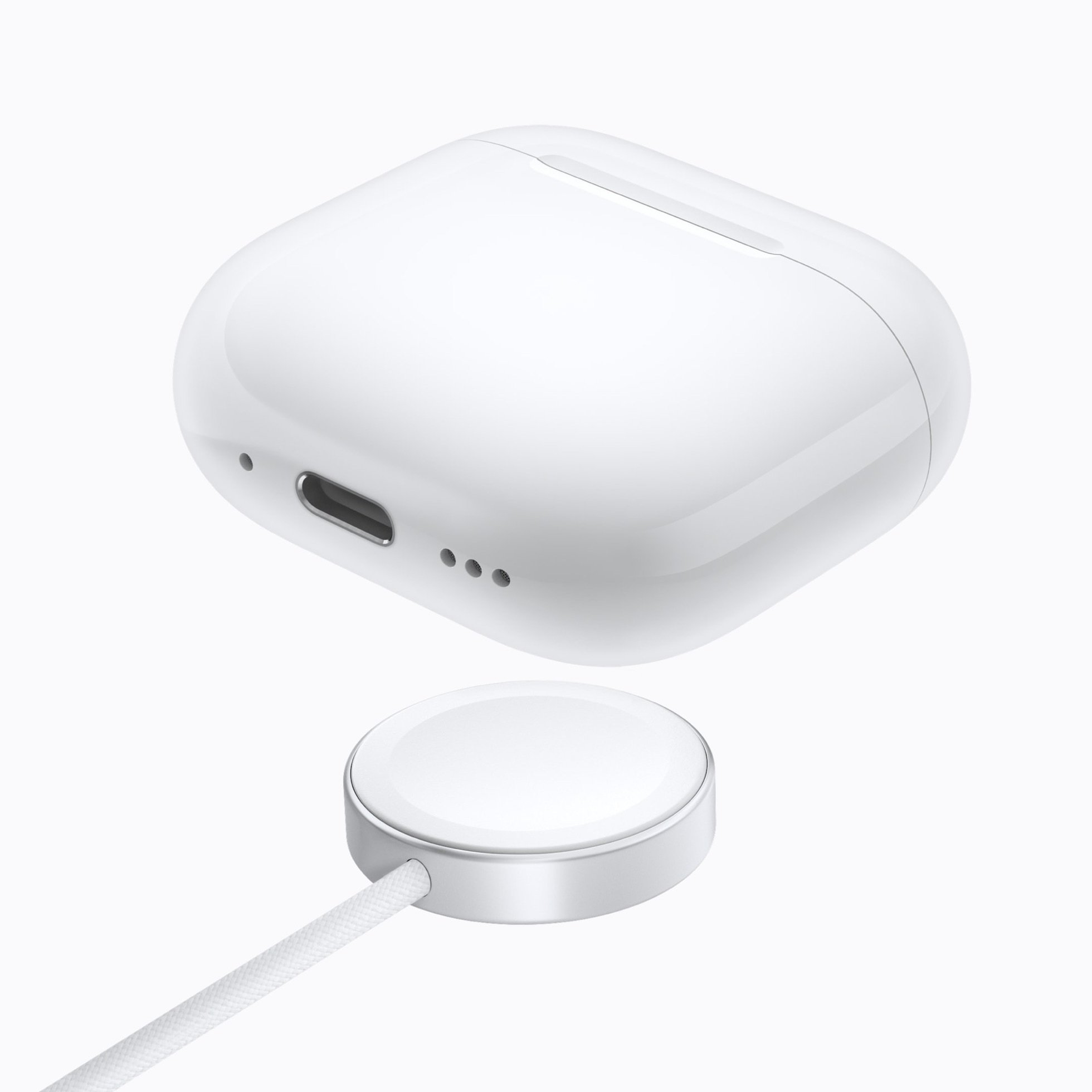 נרתיק הטעינה האלחוטי של AirPods 5 עם חיבור USB-C, מעל מטען Apple Watch. צילום: Apple