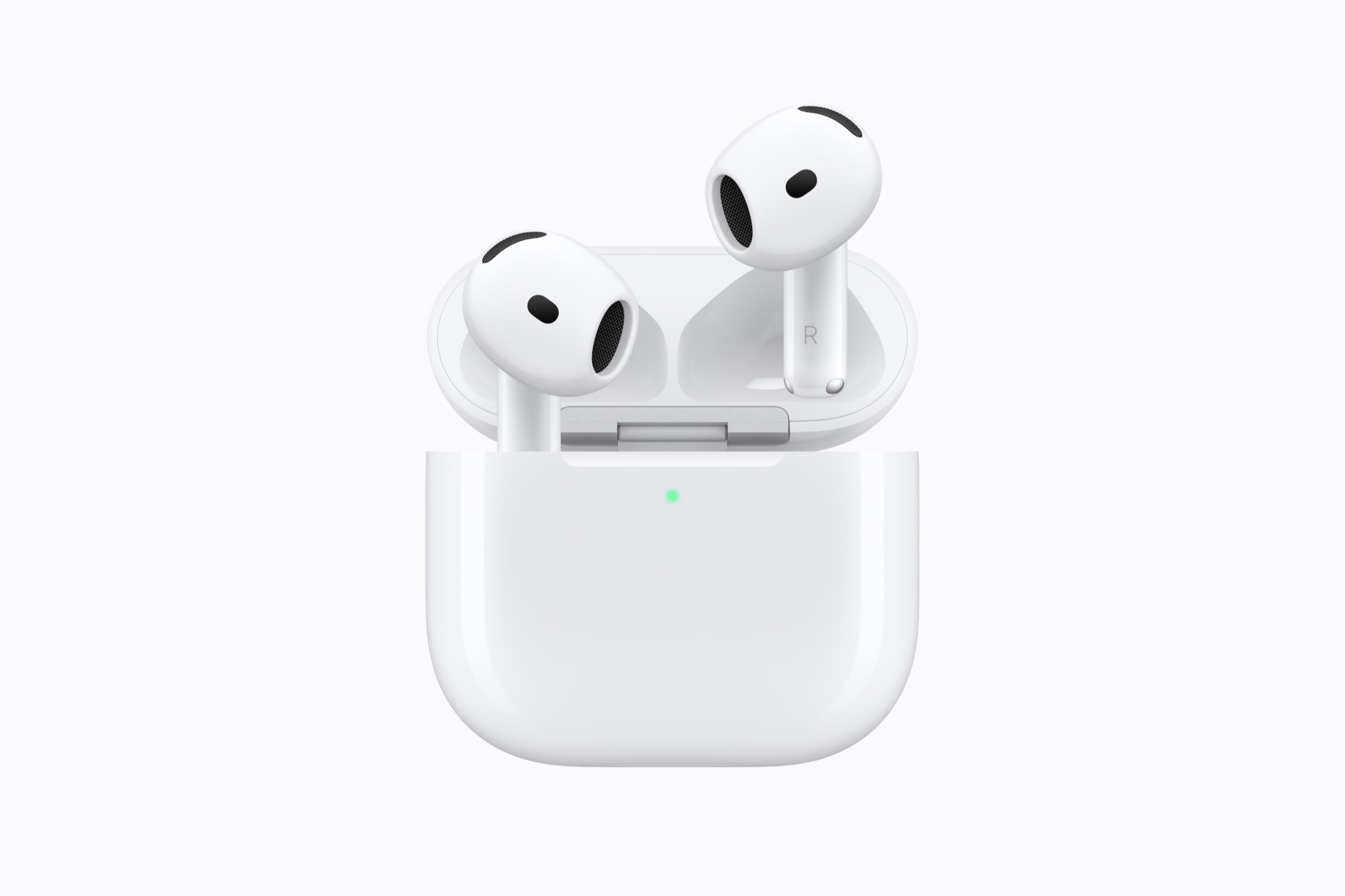 AirPods 5 החדשות בתוך נרתיק הטעינה הפתוח. צילום: Apple