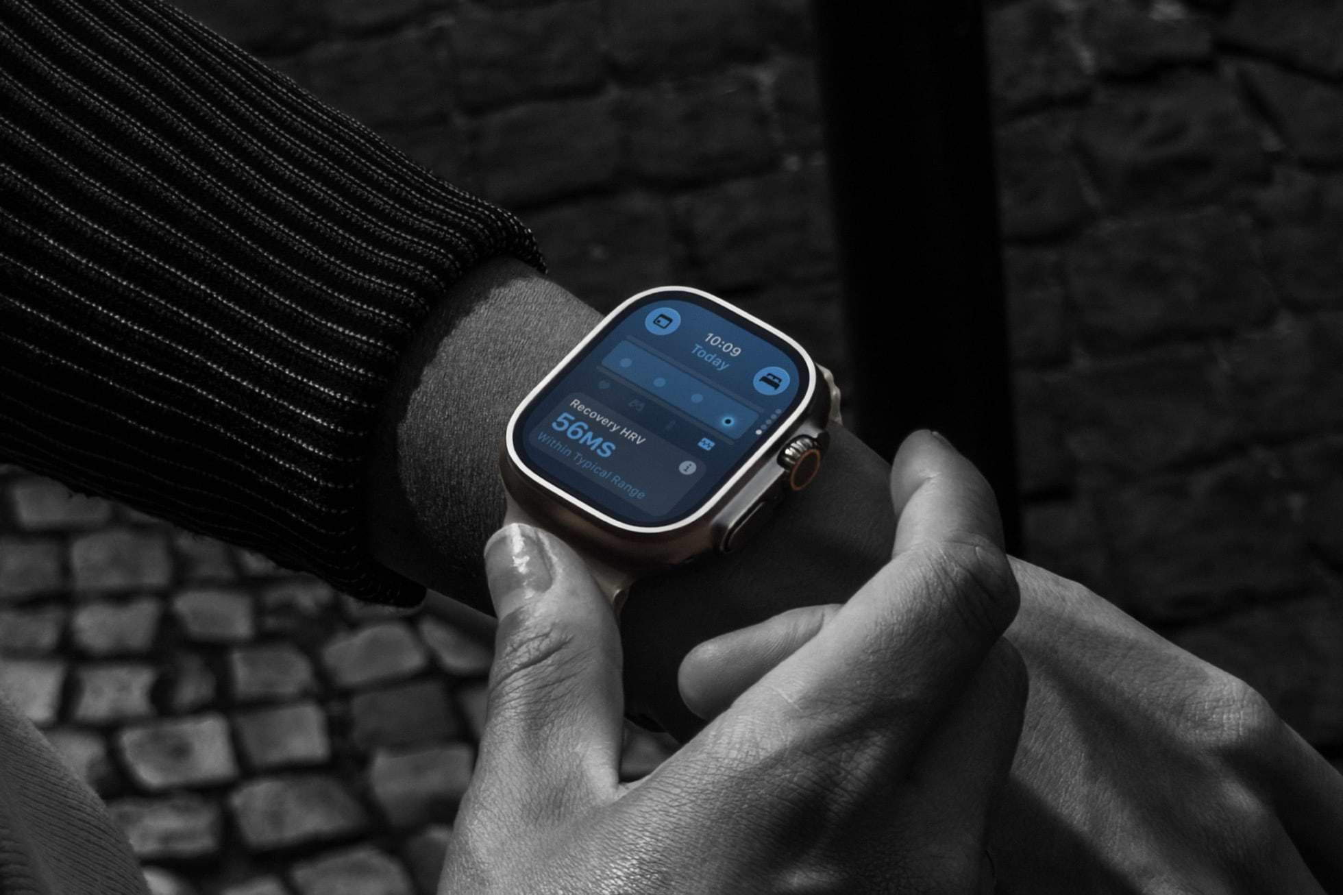 Apple Watch Ultra 4 על היד מציג מדידת Recovery HRV של 56 אלפיות שנייה. צילום: Apple