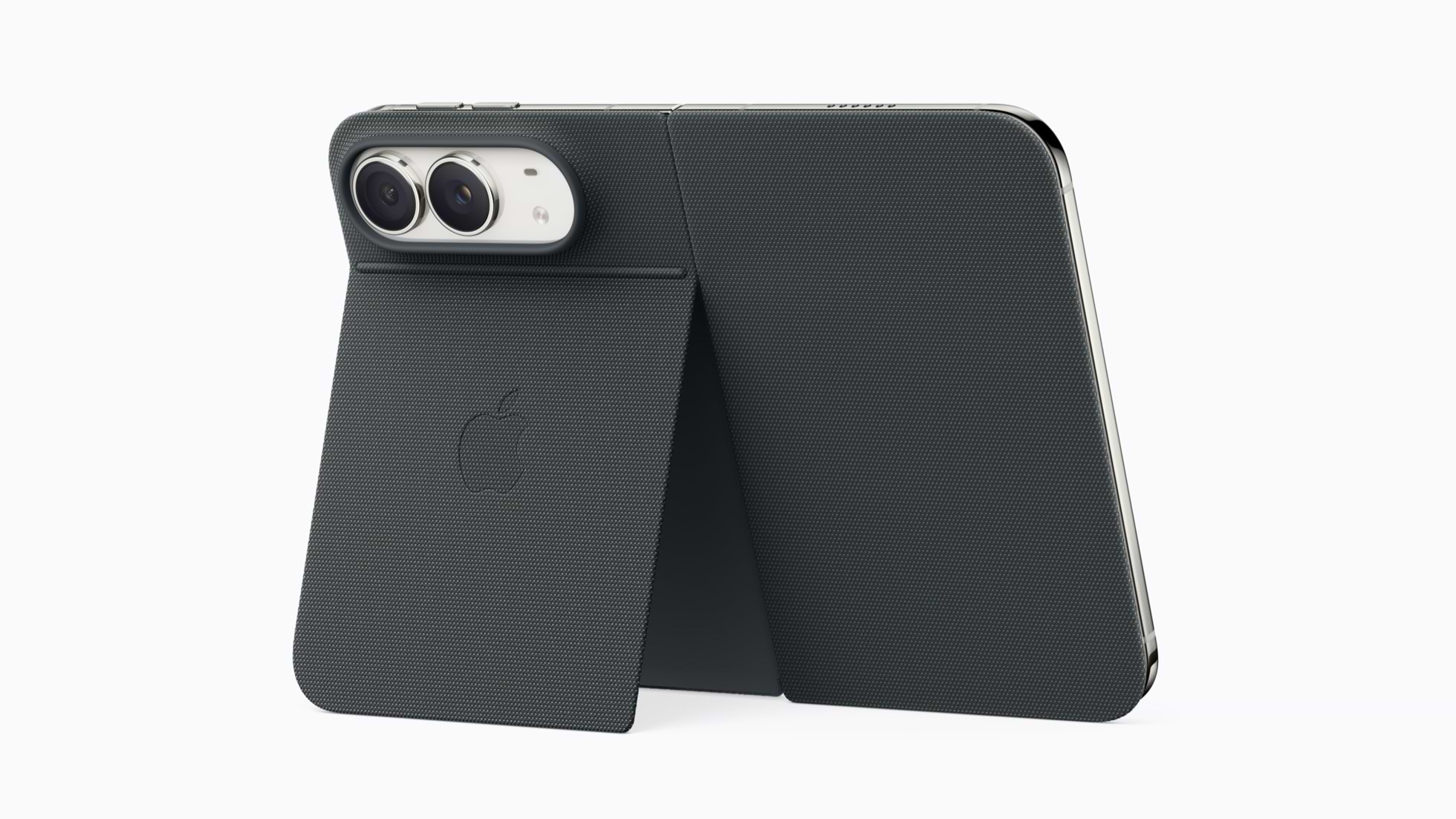 iPhone Duo Folio בכחול נייבי עם המעמד המשולב פתוח. צילום: Apple