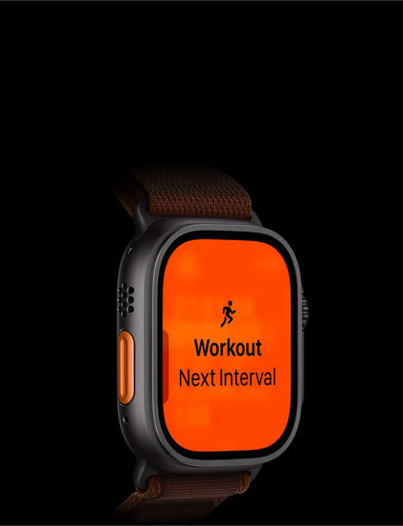 Apple Watch Ultra 4 בטיטניום שחור עם כפתור Action כתום, מציג אימון ריצה