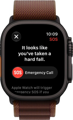 Apple Watch Ultra 4 עם רצועת Alpine Loop בבורדו מציג התראת זיהוי נפילה