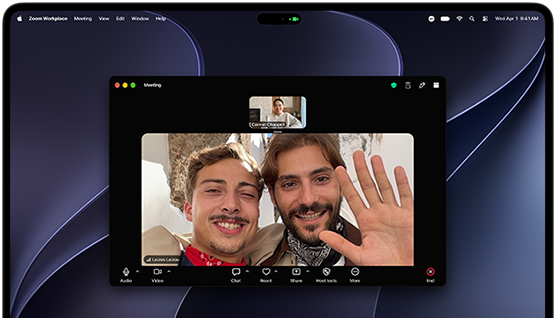 שיחת FaceTime עם שני אנשים על מסך ה-MacBook Pro