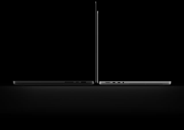 שני MacBook Pro פתוחים, במבט מהצד