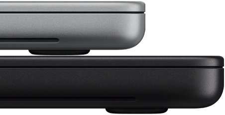 MacBook Pro בגודל 14 אינץ' ו-16 אינץ', סגורים, אחד מעל השני