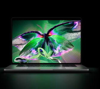 MacBook Pro עם פרפר צבעוני על המסך