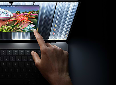 יד נוגעת במסך ה-MacBook Pro